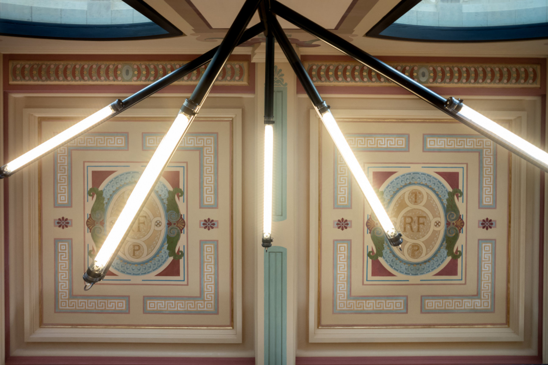 Luminaires et plafond de la Poste du Louvre